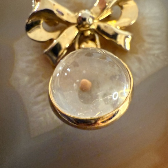 Xxsoldxx An Early Coro 1 golden & slvr Bow with mustard seed ball Guc 1.5" x 1" - Picture 2 of 9